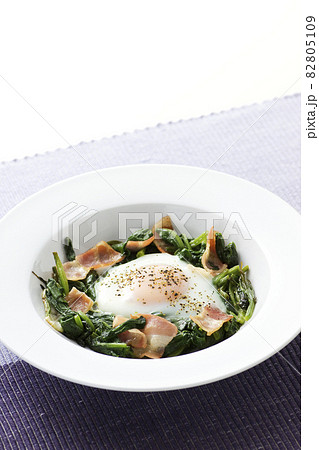 ほうれん草とベーコンの卵のせソテー6 ほうれん草とベーコンの卵のせソテー6 82805109