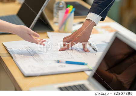 女性の説明に納得がいかない男性ビジネスマン 82807899