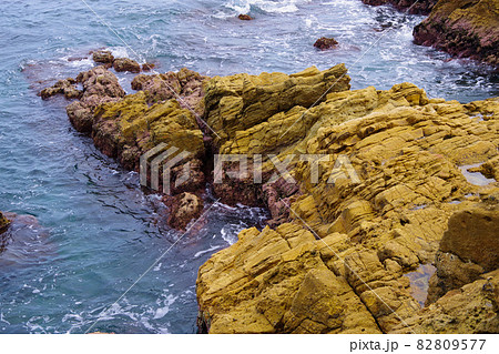 久美浜　京丹後市　綺麗な日本海を望む　奇岩　流紋岩　ワン岩 82809577