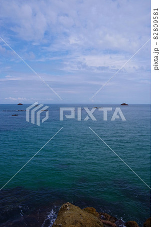 久美浜　京丹後市　綺麗な日本海を望む　奇岩　流紋岩　ワン岩 82809581