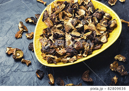 Heap of dried mushrooms 82809636