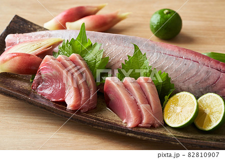 鰹の刺身 切り身と柵の写真素材