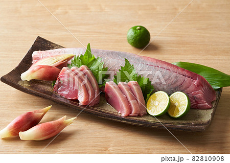 鰹の刺身　切り身と柵 82810908