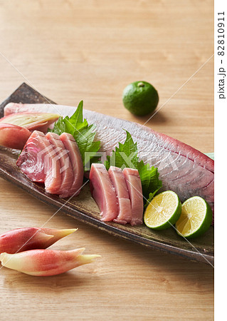 鰹の刺身　切り身と柵 82810911