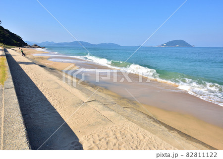 志賀島の西側海岸　下馬ヶ浜海水浴場　休暇村志賀島前海岸　　遠望は玄界島　福岡市東区志賀島　　 82811122