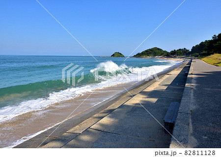志賀島の西側海岸 下馬ヶ浜海水浴場 休暇村志賀島前海岸 遠望は玄界島 福岡市東区志賀島 志賀島の西側海岸 下馬ヶ浜海水浴場 休暇村志賀島前海岸 遠望は玄界島 福岡市東区志賀島 82811128