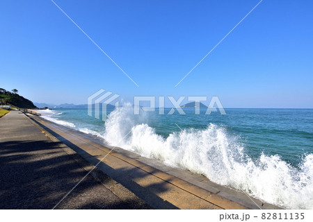 志賀島の西側海岸 下馬ヶ浜海水浴場 休暇村志賀島前海岸 遠望は玄界島 福岡市東区志賀島 志賀島の西側海岸 下馬ヶ浜海水浴場 休暇村志賀島前海岸 遠望は玄界島 福岡市東区志賀島 82811135
