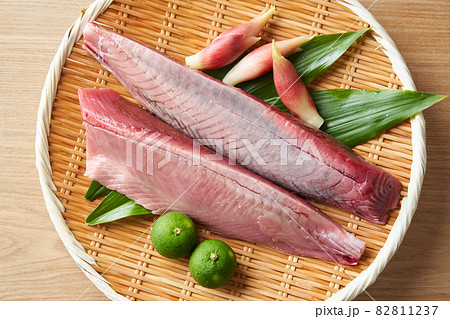 刺身用の鰹の柵 82811237