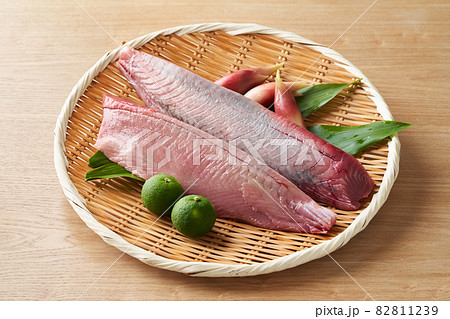 刺身用の鰹の柵 82811239