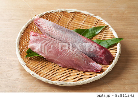 刺身用の鰹の柵 82811242