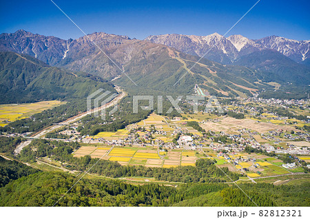 旧ハイランドスキー場頂上からの後立山連峰・白馬村の絶景　長野県白馬村（ドローンによる空撮） 82812321
