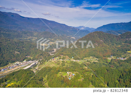 眺望の郷から見る雨飾山と小谷村の絶景 長野県小谷村(ドローンによる空撮) 眺望の郷から見る雨飾山と小谷村の絶景 長野県小谷村(ドローンによる空撮) 82812348