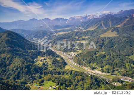 眺望の郷から見る後立山連峰と小谷村の絶景　長野県小谷村（ドローンによる空撮） 82812350