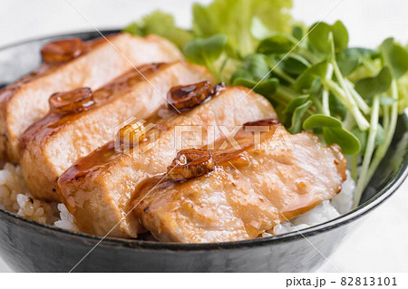 トンテキ丼 82813101