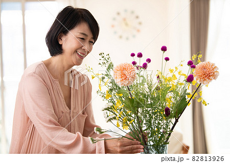 花のある生活・趣味を楽しむミドル女性 花のある生活・趣味を楽しむミドル女性 82813926
