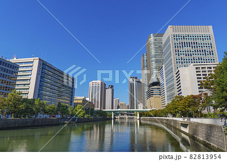 大阪　中之島の都市風景　朝 82813954