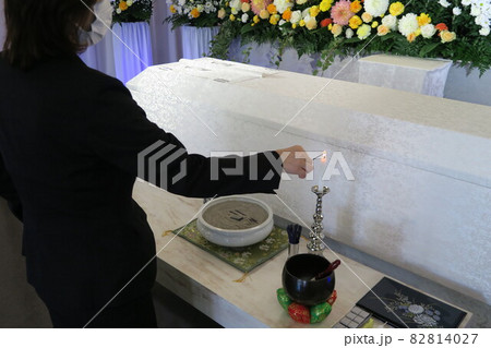 お線香を手向けるセレモニーレディー 82814027