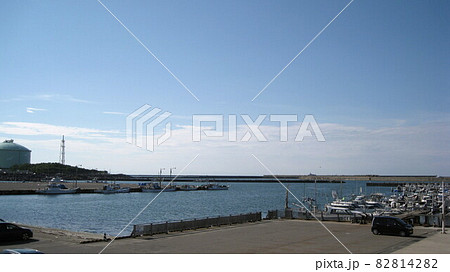 石油コンビナートと漁船 石油コンビナートと漁船 82814282