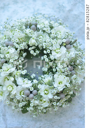 カスミソウや白い花で作った真っ白リースの写真素材