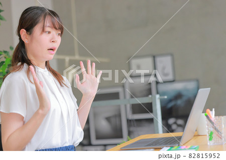 驚いて両手を広げる女性 驚いて両手を広げる女性 82815952