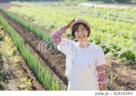 畑で働くかわいい女性 82816364