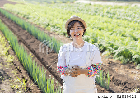 畑で働くかわいい女性 82816411