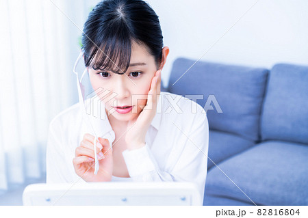 マスクによる肌トラブルで悩む女性 82816804