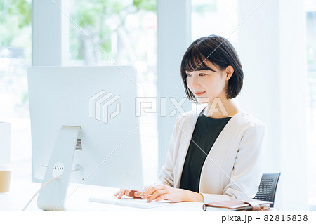 明るいオフィスで働く女性 82816838