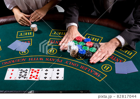 couple playing poker at the table 82817044