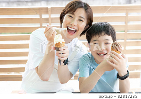 ソフトクリームを食べる子供達 ソフトクリームを食べる子供達 82817235