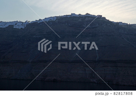 サントリーニ島の断崖絶壁の上に建つフィラの町並み 82817808