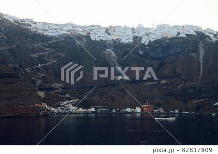 断崖絶壁の上に建つフィラの町並み 82817809
