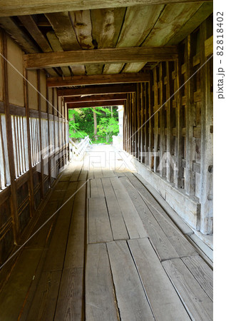 日本家屋の長いお縁 82818402