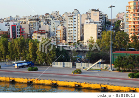 ギリシャのピレウス港の海岸通りのビル群 ギリシャのピレウス港の海岸通りのビル群 82818613