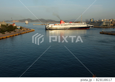 ピレウス港に出入りする大型船舶 82818617