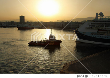朝日に輝くピレウス港の港湾風景 朝日に輝くピレウス港の港湾風景 82818620