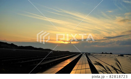 秋の太陽光発電所と夕焼け。 82818723