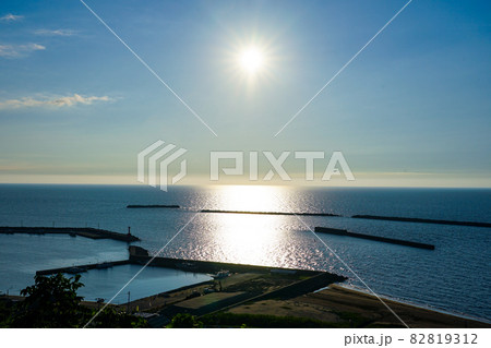 出雲崎の「良寛と夕日の丘公園」から日本海の夕陽（新潟県出雲崎町） 82819312