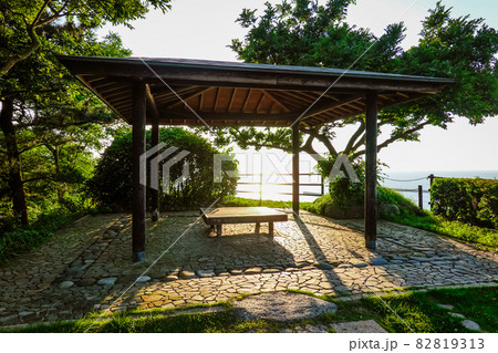 出雲崎の「良寛と夕日の丘公園」から日本海の夕陽（新潟県出雲崎町） 82819313