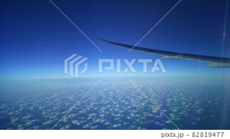 飛行機から望む様々な青空と特徴的な雲と 82819477