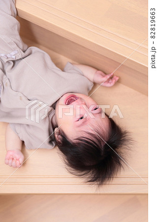 階段から落ちてケガをする生後半年の赤ちゃんのイメージ 82819663