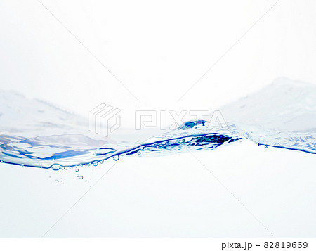 水　水面　波　躍動感 82819669