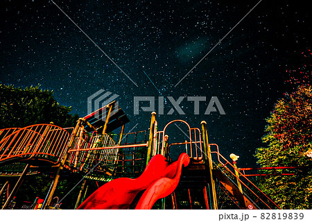 遊具と星空 82819839