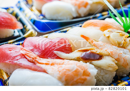 お寿司の盛り合わせパック 82820101