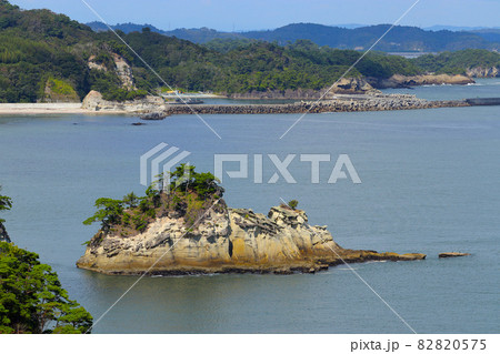 嵯峨渓遊歩道から見下ろした奥松島の嵯峨渓にある「雄島」。宮城県東松島市宮戸。 82820575
