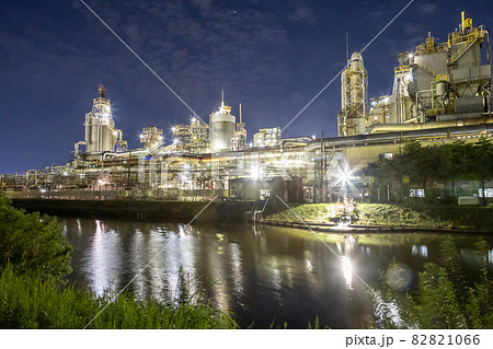 新潟市東区 通船川鴎橋付近の工場夜景 新潟市東区 通船川鴎橋付近の工場夜景 82821066