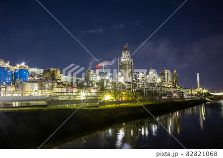 新潟市東区　通船川鴎橋付近の工場夜景 82821068