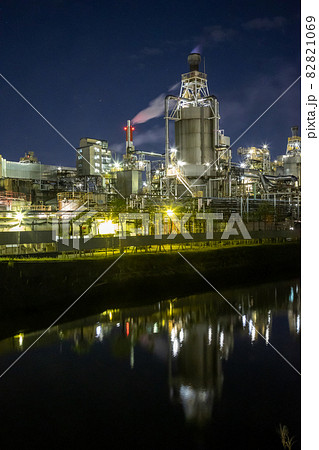 新潟市東区 通船川鴎橋付近の工場夜景 新潟市東区 通船川鴎橋付近の工場夜景 82821069