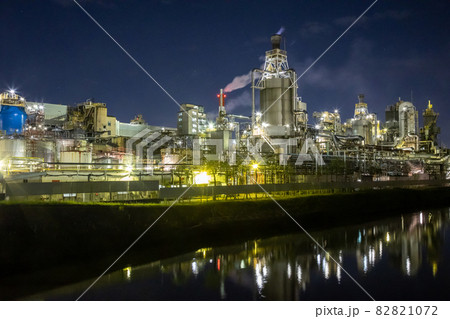 新潟市東区 通船川鴎橋付近の工場夜景 新潟市東区 通船川鴎橋付近の工場夜景 82821072