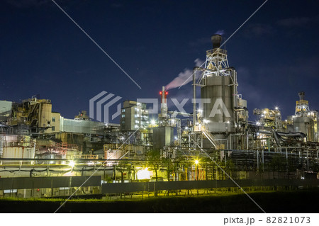 新潟市東区　通船川鴎橋付近の工場夜景 82821073